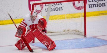 Ava McNaughton in net for the Wisconsin Badgers - Photo @ Tom Lynn / Wisconsin Athletics