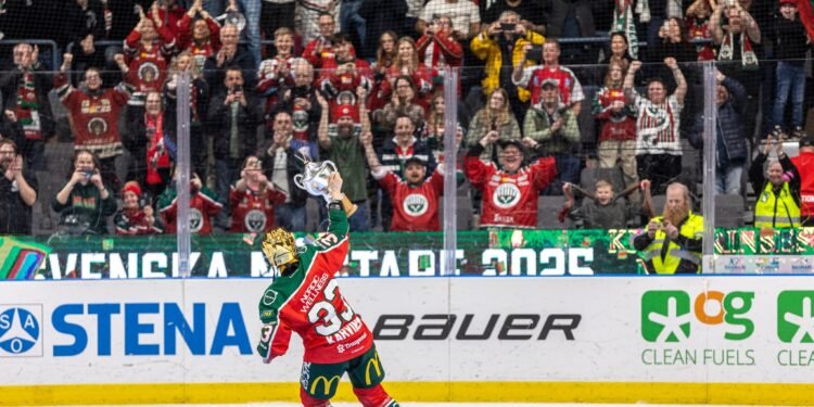 Michelle Karvinen celebrates Frölunda's SDHL championship in front of a home crowd - Photo @ Frölunda HC