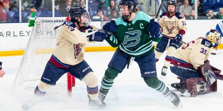 Hilary Knight of the Boston Fleet and Montreal defender Cayla Barnes battle for positioning - Photo @ PWHL