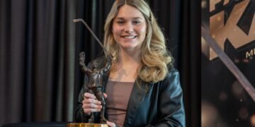 Casey O'Brien with the 2025 Patty Kazmaier Award - Photo @ Wisconsin Athletics