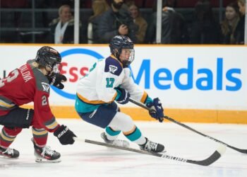 Aneta Tejralova chases Ella Shelton in a game between the Ottawa Charge and New York Sirens - Photo @ Ellen Bond