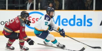 Aneta Tejralova chases Ella Shelton in a game between the Ottawa Charge and New York Sirens - Photo @ Ellen Bond