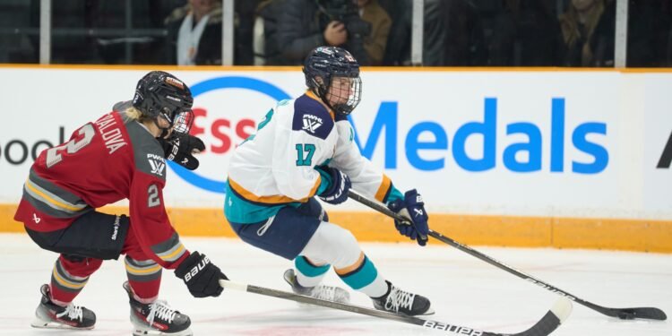 Aneta Tejralova chases Ella Shelton in a game between the Ottawa Charge and New York Sirens - Photo @ Ellen Bond