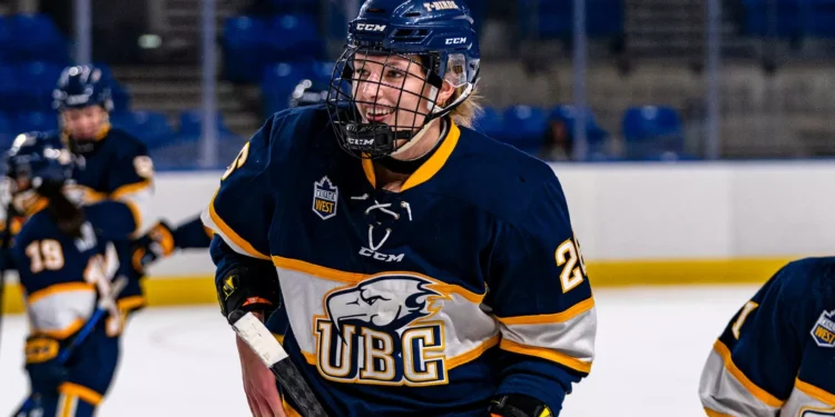 Grace Elliott of the British Columbia Thunderbirds women's hockey team - Photo @ Jacob Mallari / UBC Thunderbirds