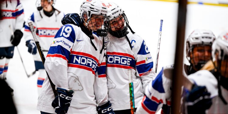 Norwegian women's hockey players at the 2025 World Championships - Photo @ Magyar Jégkorong