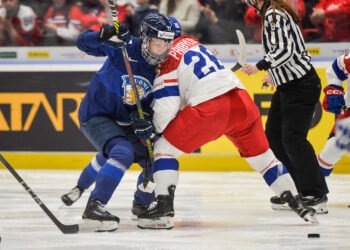 Finland and Czechia tie up at the face-off at the 2025 IIHF Women's Worlds - Photo @ Heikki Löfman / Suomen Jääkiekkoliitto