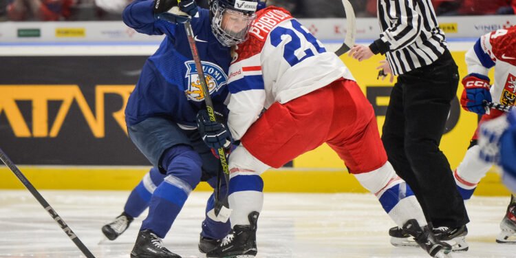 Finland and Czechia tie up at the face-off at the 2025 IIHF Women's Worlds - Photo @ Heikki Löfman / Suomen Jääkiekkoliitto