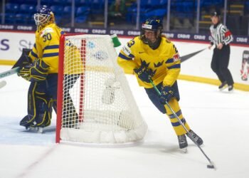 Thea Johansson carries the puck for Sweden