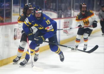 Sara Hjalmarsson enters the zone for Sweden - Photo @ Ellen Bond