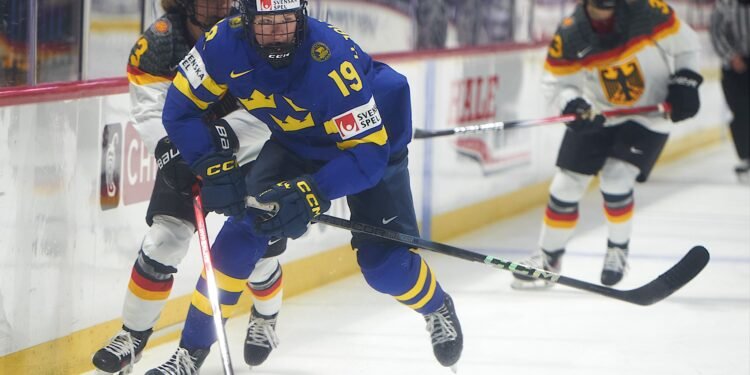 Sara Hjalmarsson enters the zone for Sweden - Photo @ Ellen Bond